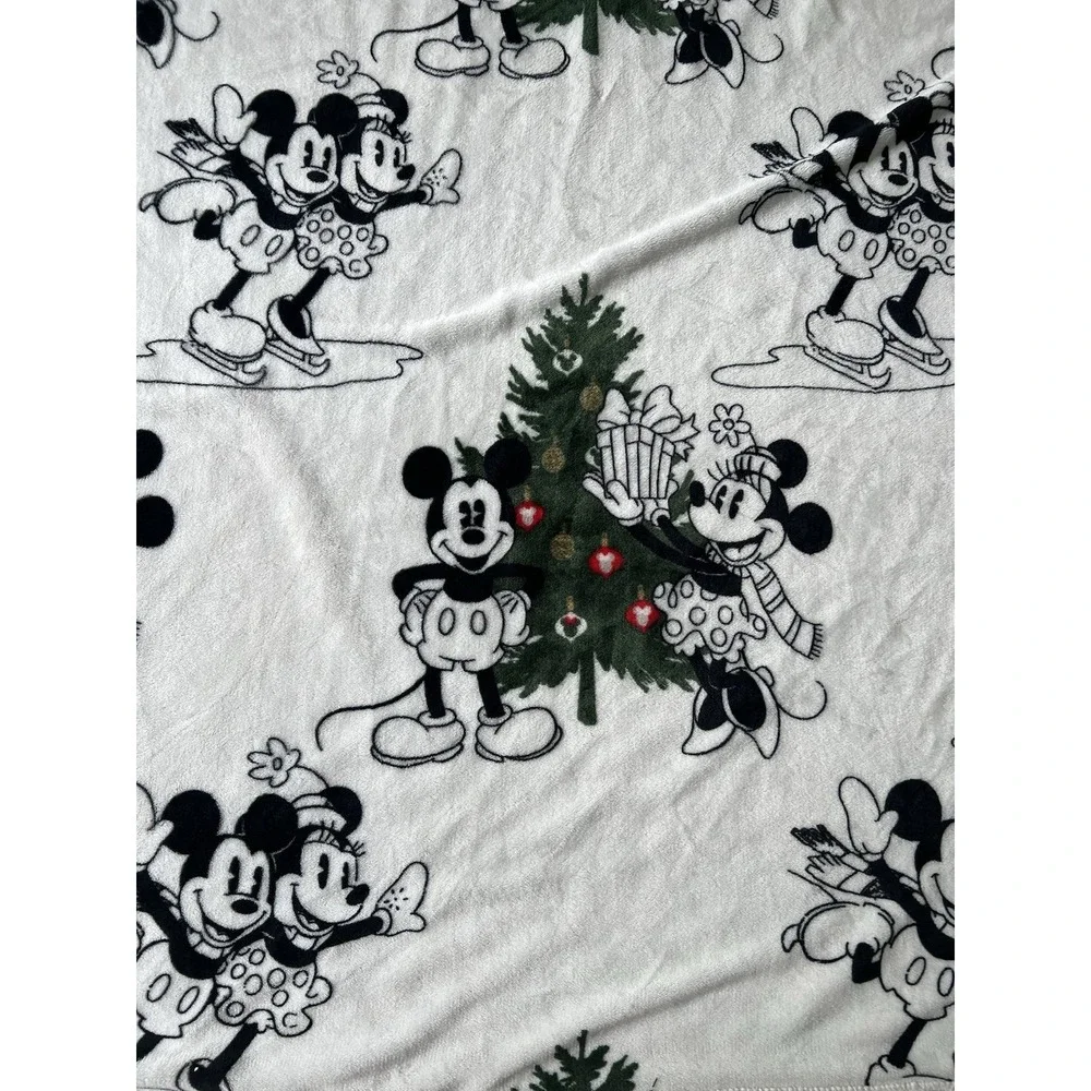 Disney Mickey Minnie Christmas Oversized Sherpa Throw Blanket 58x86 Ice Skating